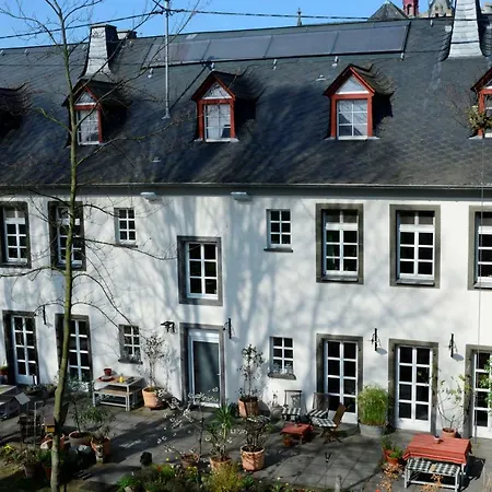 Stiftsherrenhaus Munstermaifeld Exterior photo