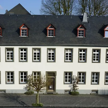 Stiftsherrenhaus Munstermaifeld Exterior photo